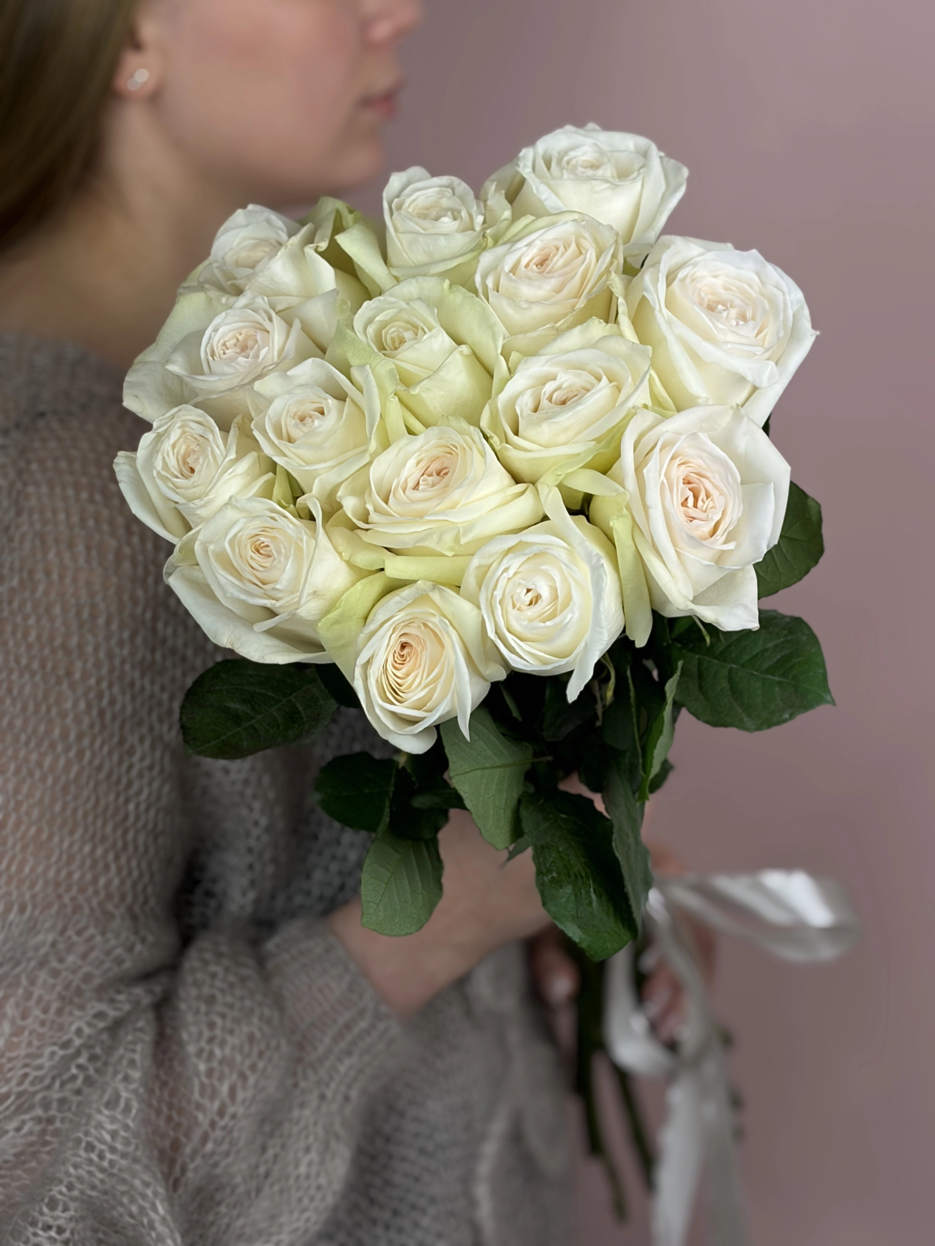 Картинка Букет из  15 роз сорта Вайт Охара 40см