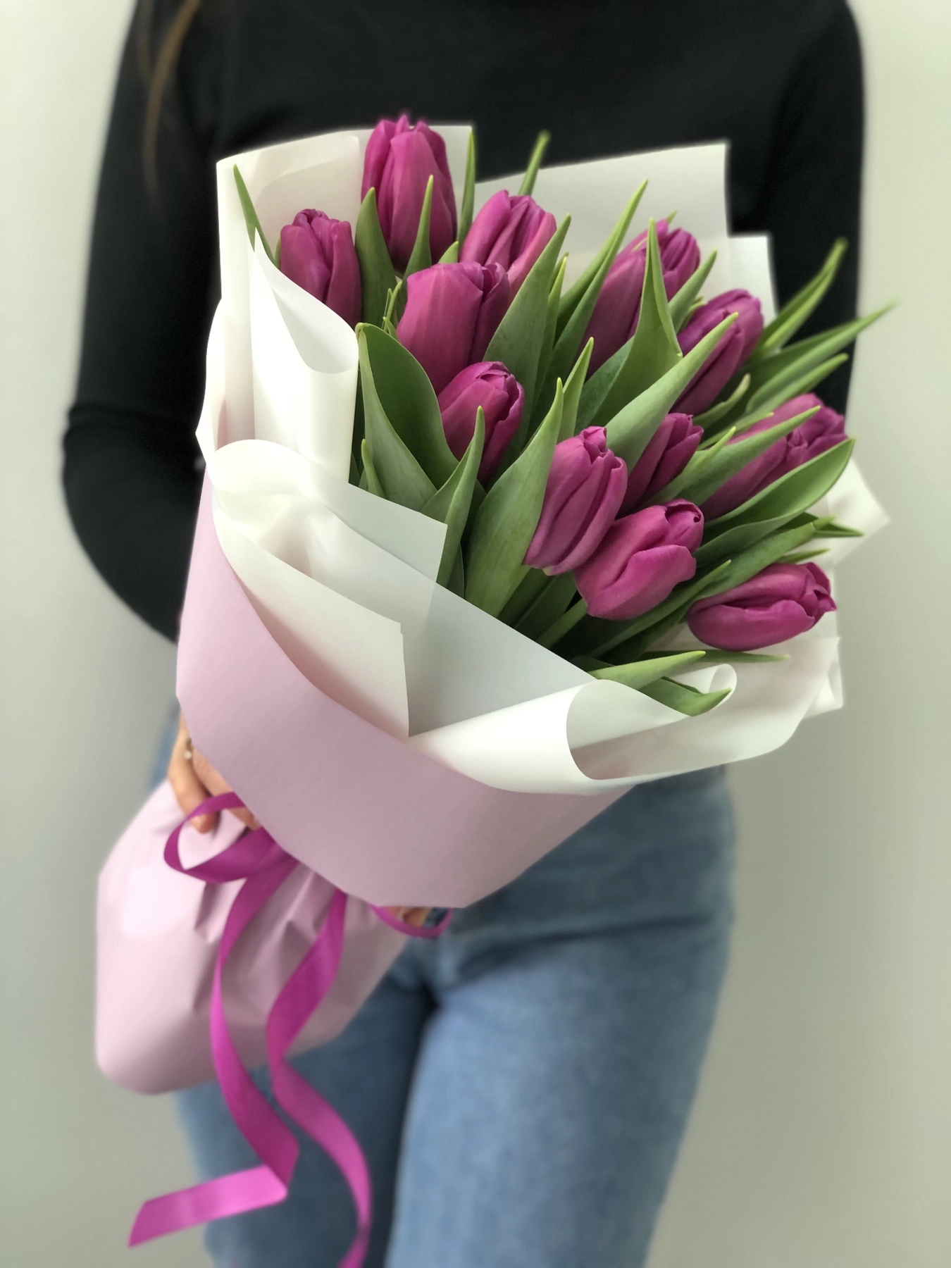 Картинка Букет из 15 малиновых тюльпанов