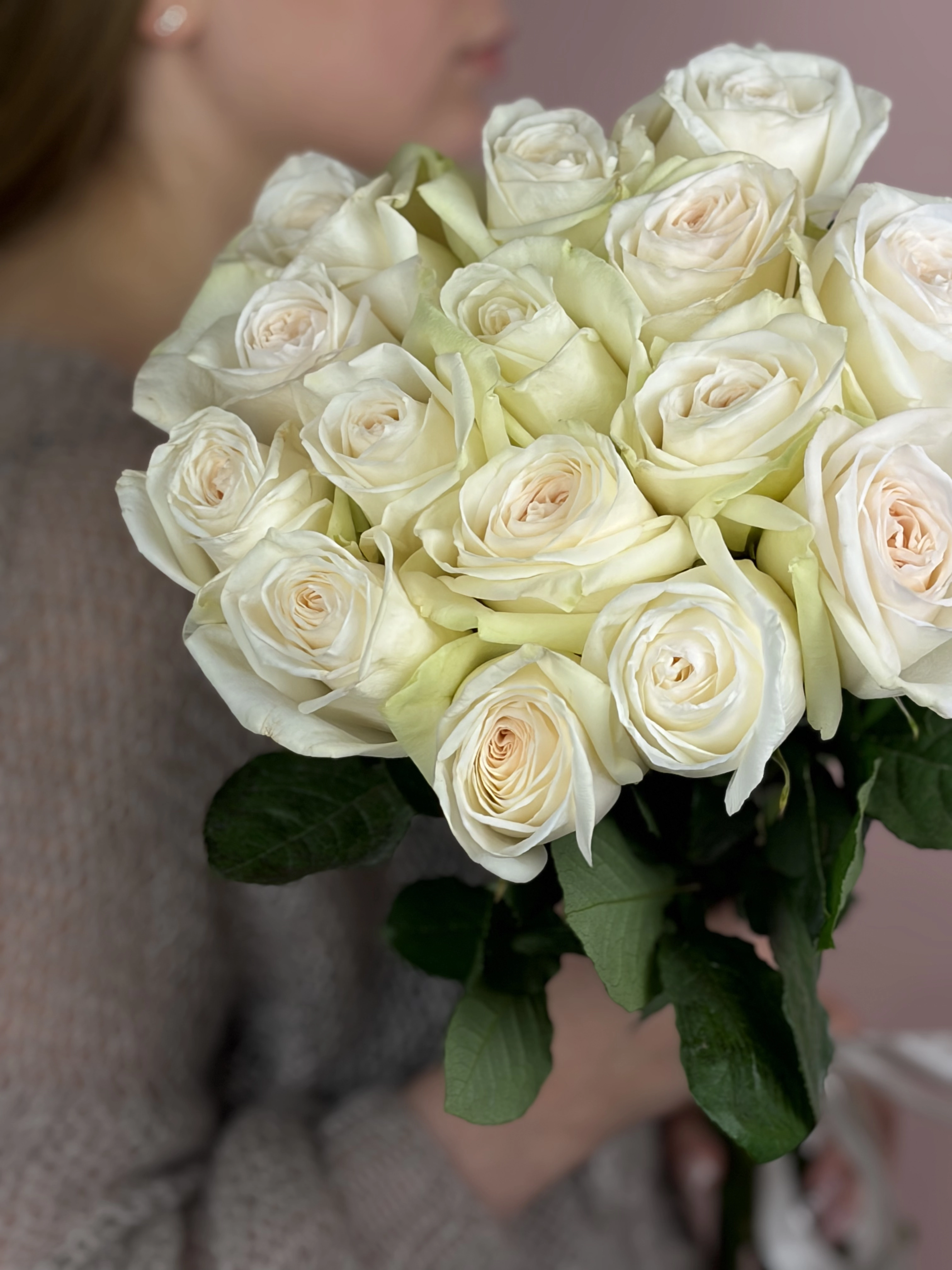 Картинка Букет из  15 роз сорта Вайт Охара 40см