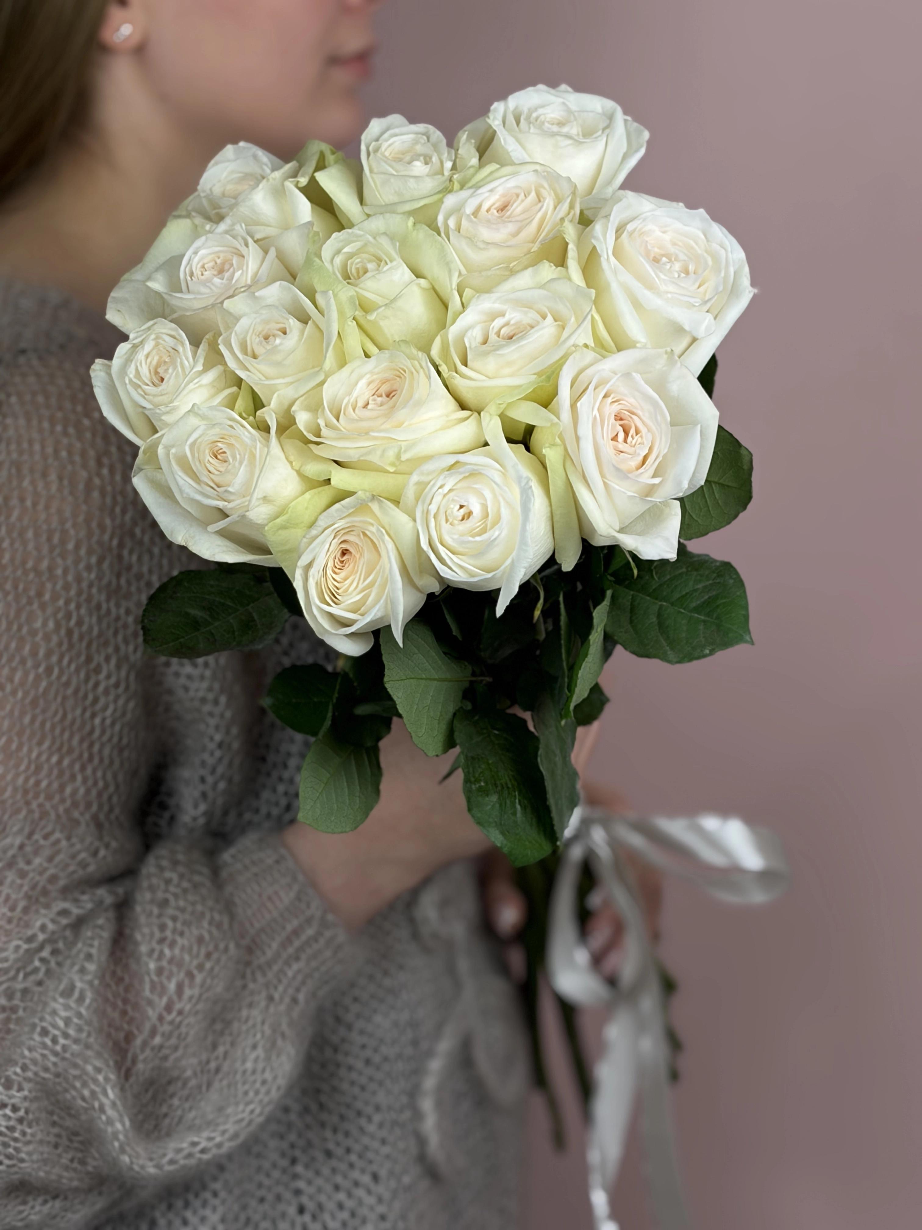 Картинка Букет из  15 роз сорта Вайт Охара 40см