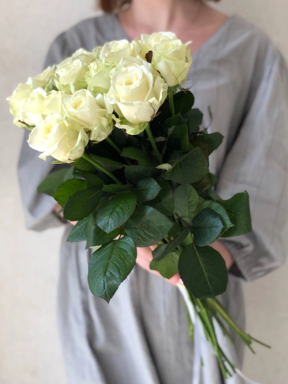 Картинка Букет из 15 белых роз "Утро" 60 см