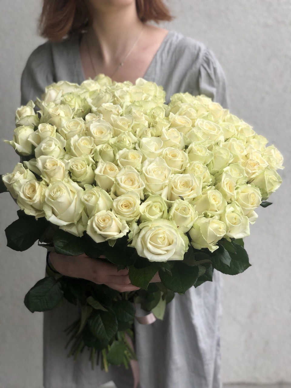 Картинка Букет из 101 белой розы "Аваланж" 70 см