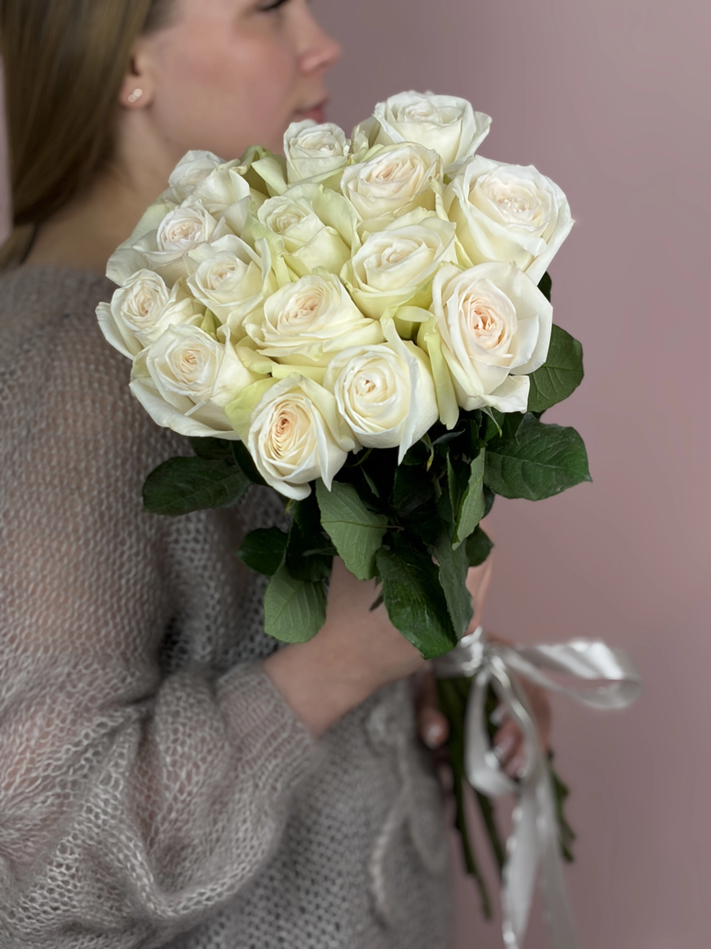 Картинка Букет из  15 роз сорта Вайт Охара 60см