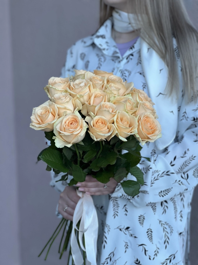 Картинка Букет из 17 персиковых роз "Круиз" 70 см