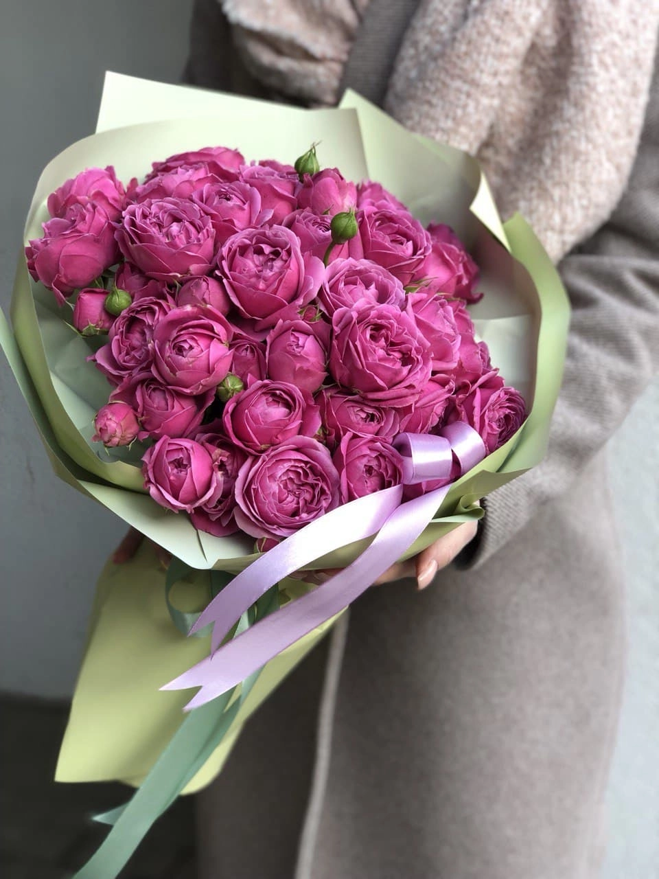 Картинка Букет из 25 кустовых роз "Мисти баблс"