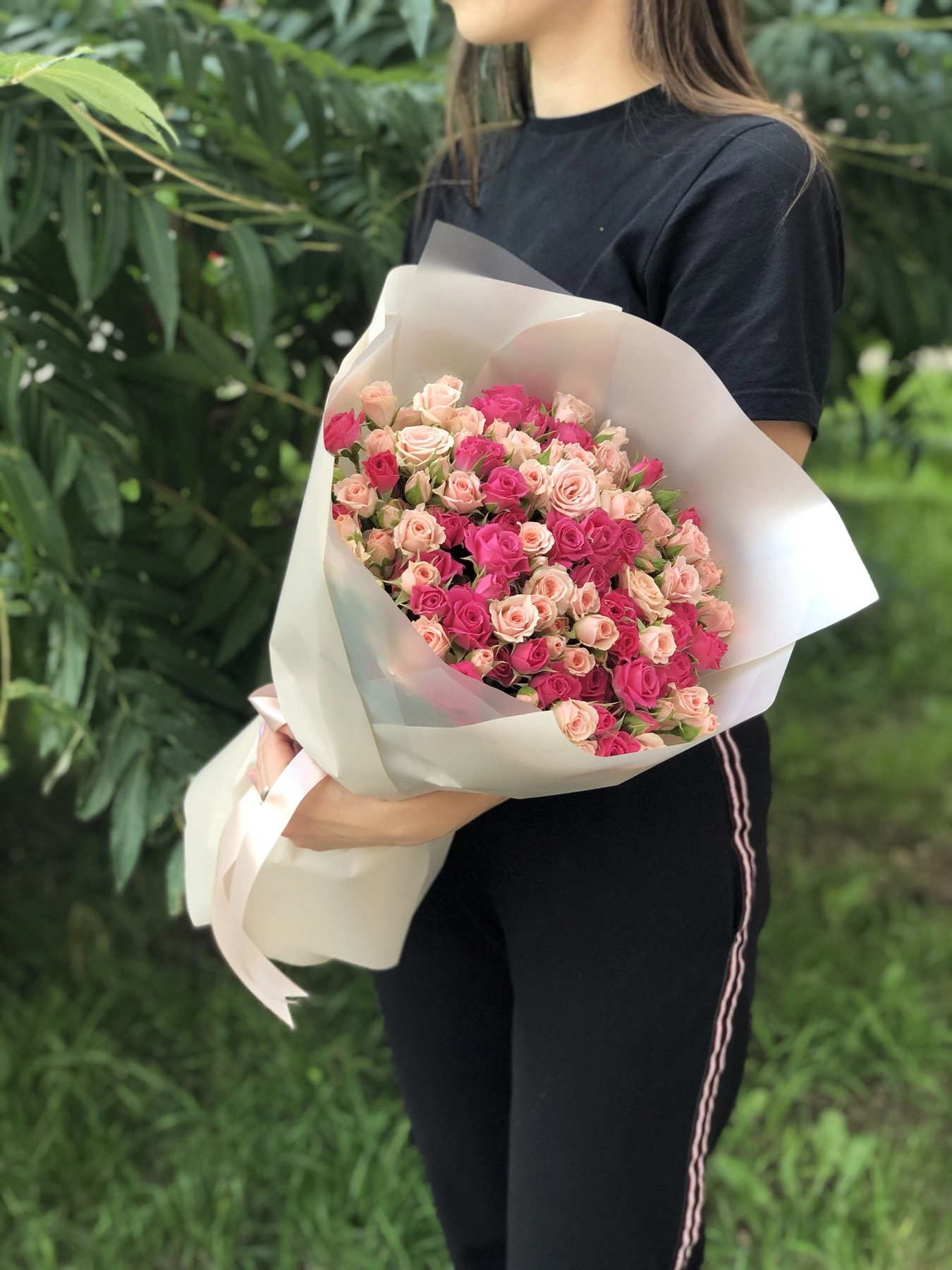 Картинка Букет из 25 кустовых роз "Мисти" 50 см