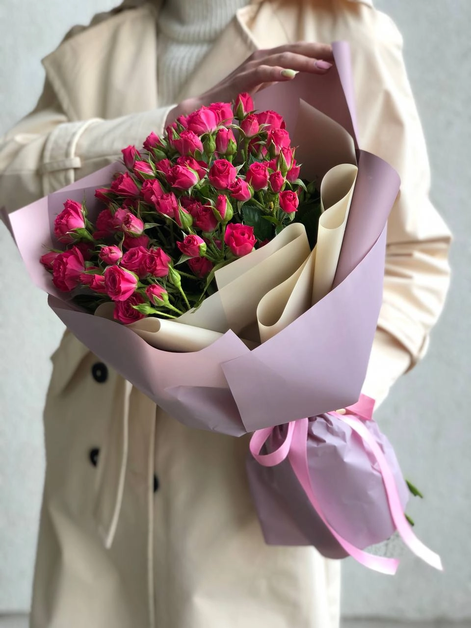 Картинка Букет из 19 малиновых кустовых роз 60 см