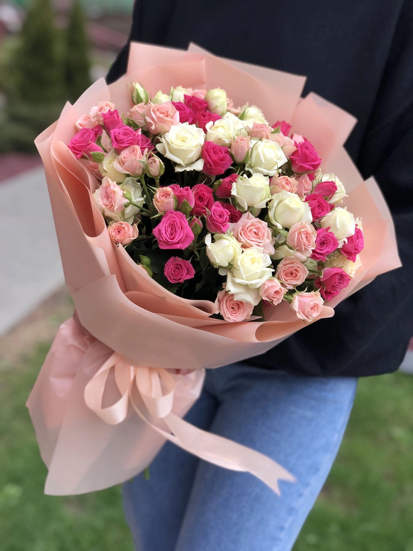 Картинка Букет  из 25 кустовых роз "Танго вдвоем"  70 см