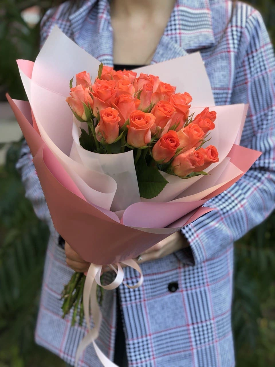 Картинка Букет из 25 роз "Коралл" 60 см