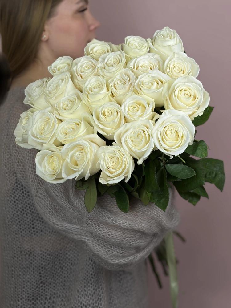 Картинка Букет из 25 роз сорта Плайя Бланка 60см