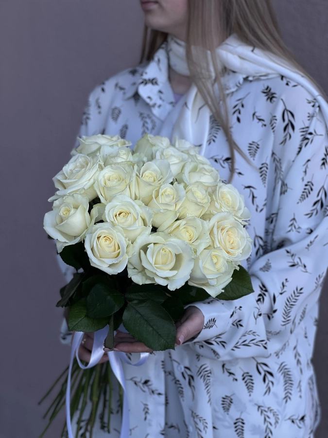 Картинка Букет "Вуаль" из 25 белых роз 70 см