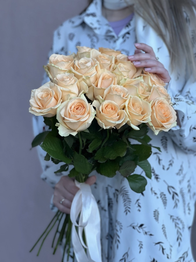 Картинка Букет из 17 персиковых роз "Круиз" 70 см