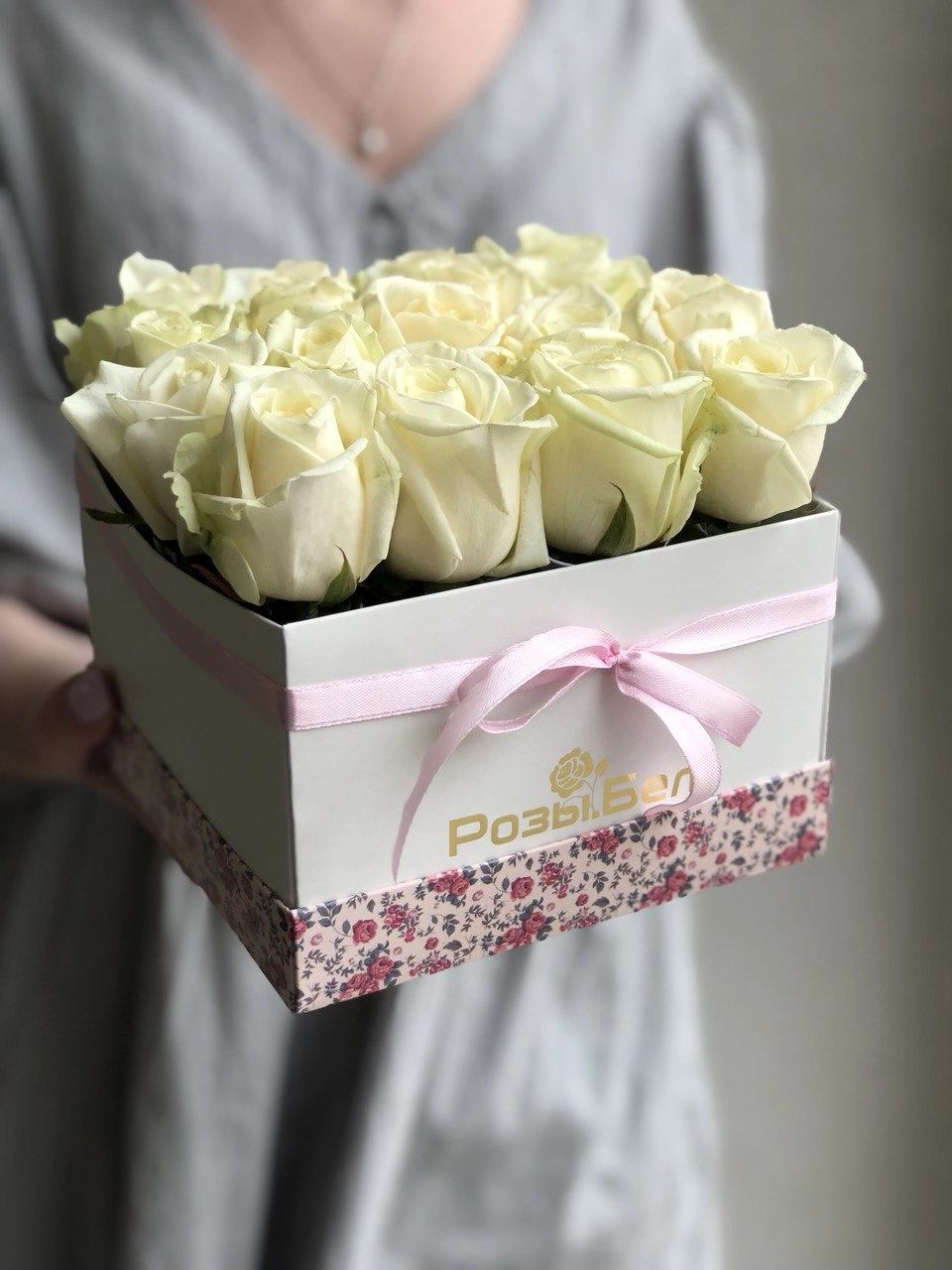 Картинка Коробка "Облако" из 17 белых роз