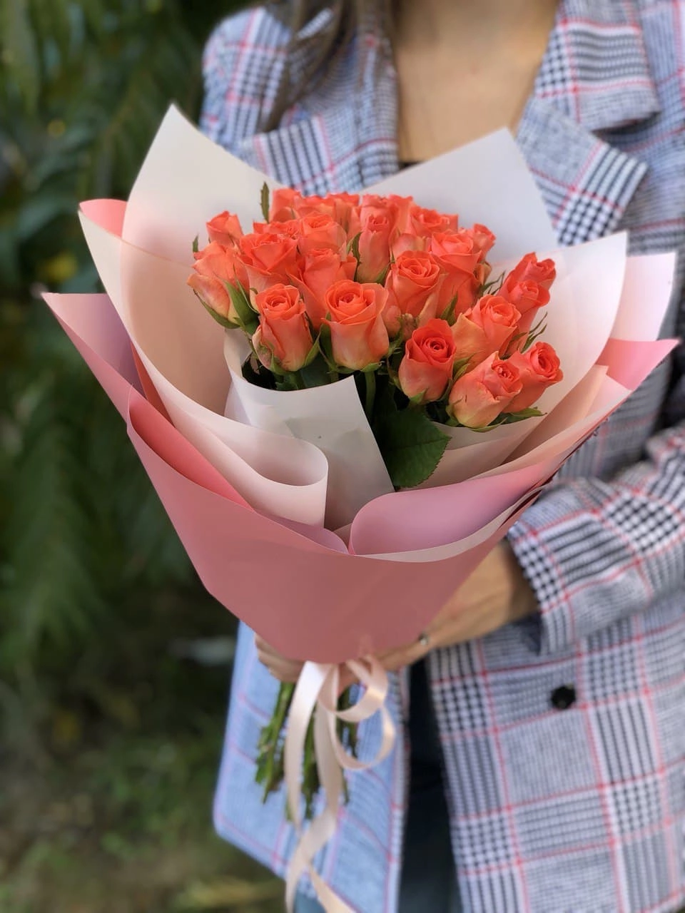 Картинка Букет из 25 роз "Коралл" 70 см