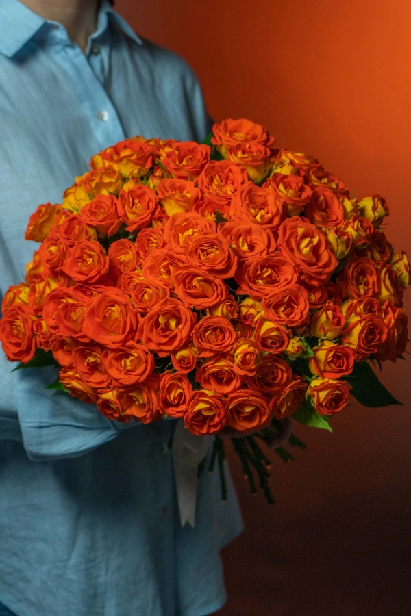 Картинка Букет из 19 кустовых роз "Акрополь" 60 см