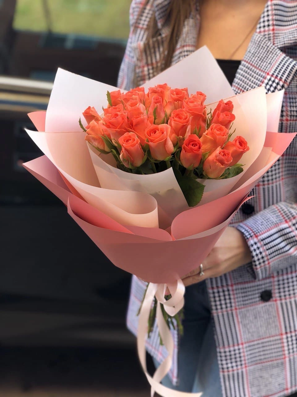 Картинка Букет из 25 роз "Коралл" 40 см