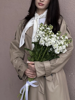 Картинка Букет из 13 маттиол "Апрель"