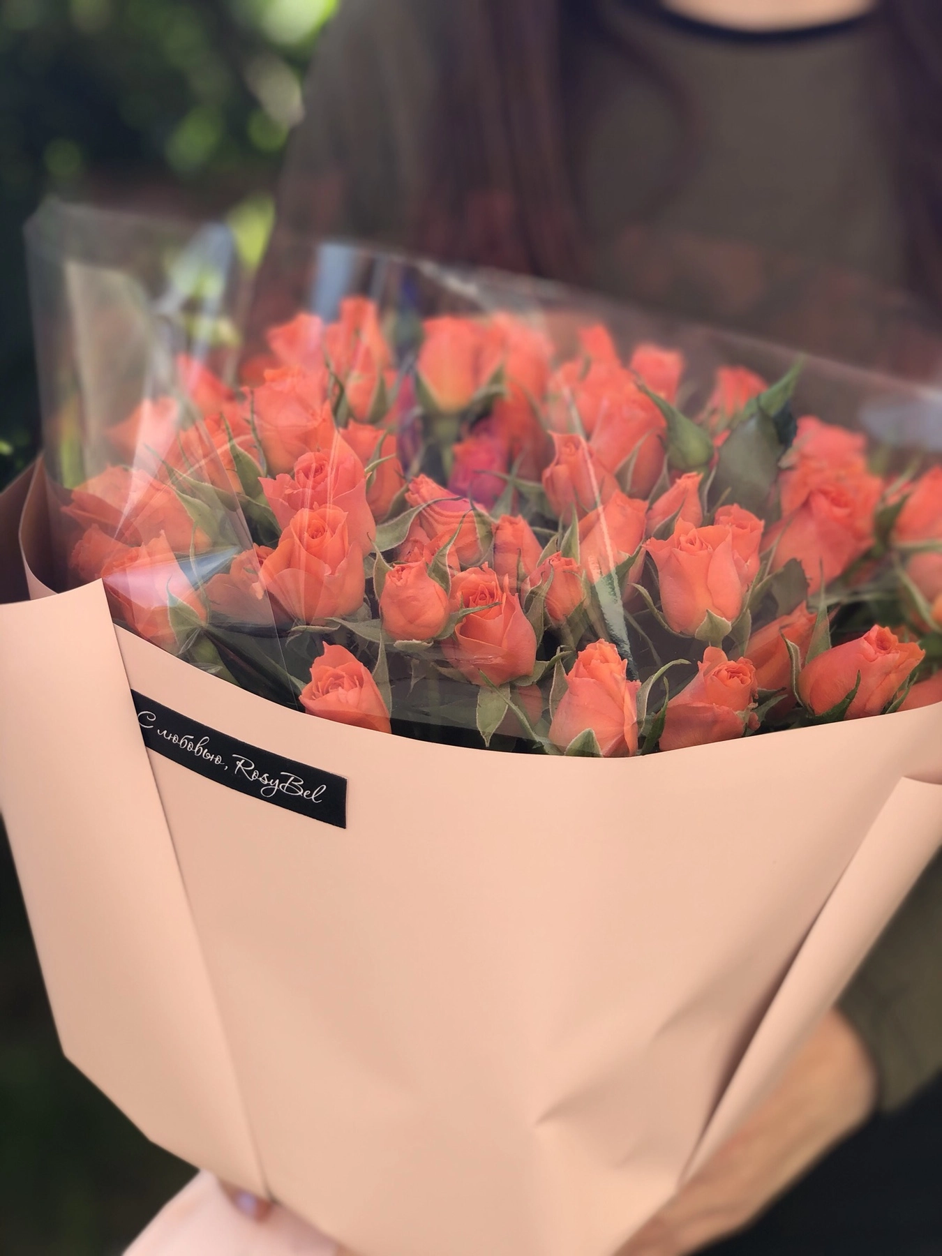 Картинка Букет из 25 кустовых роз "Рассвет"  50 см