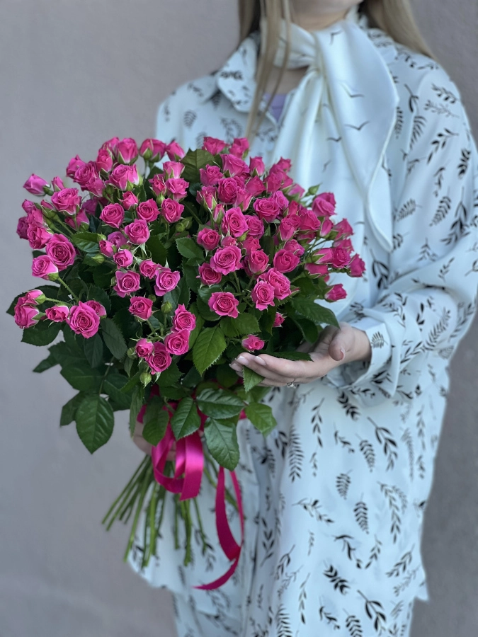 Картинка Букет из 31 кустовой розы "Фуксия" 50 см