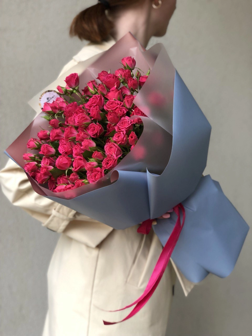 Картинка Букет из 25 кустовых роз "Леди" 40 см
