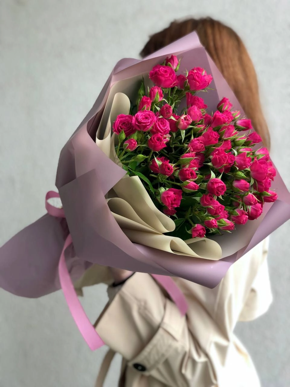 Картинка Букет из 19 малиновых кустовых роз 60 см