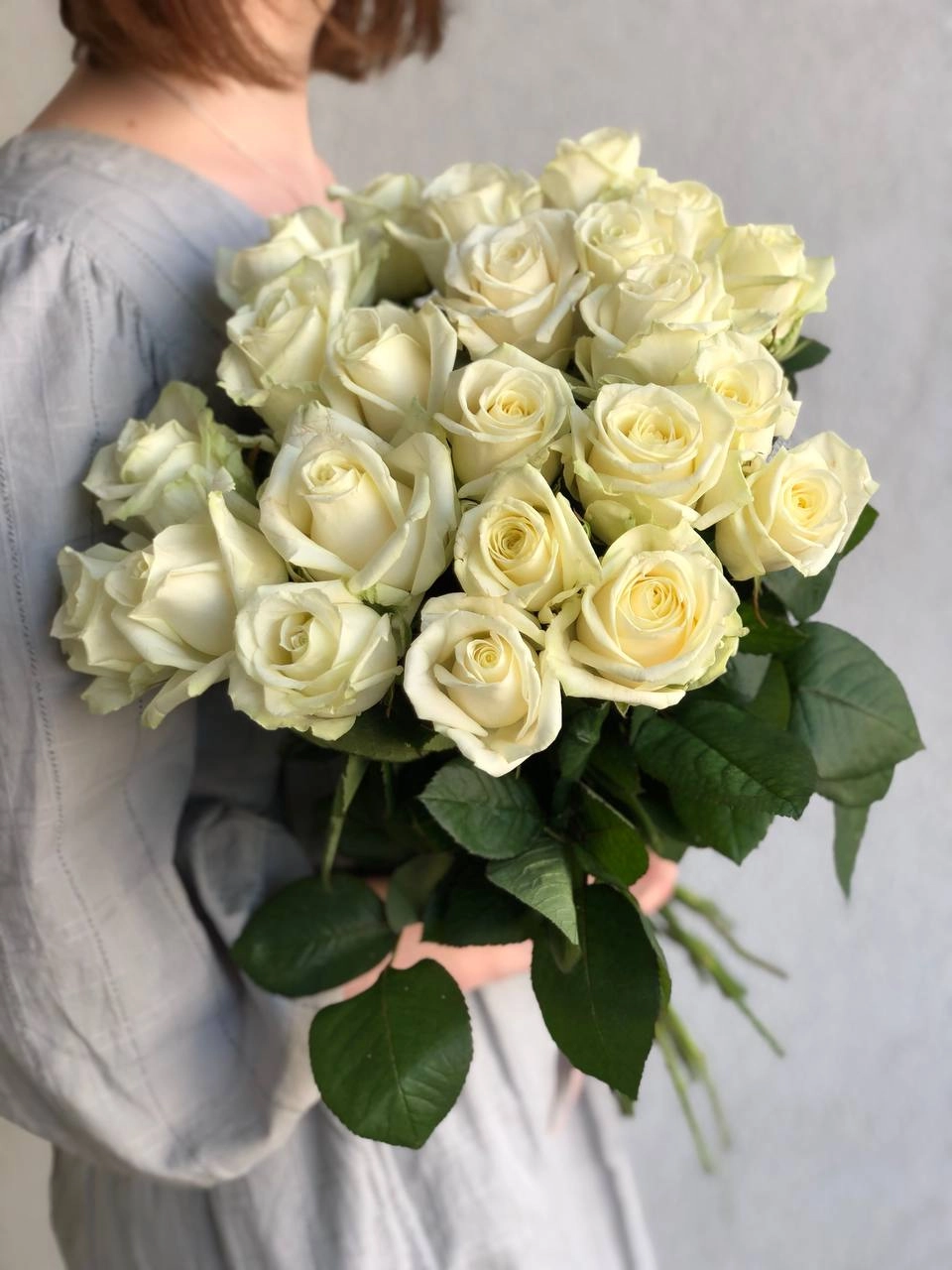 Картинка Букет из 23 белых роз "Лагуна" 70 см