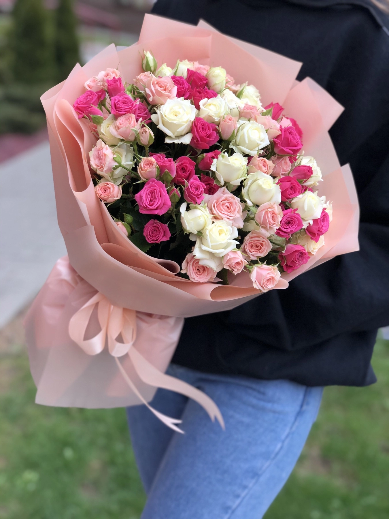 Картинка Букет из 25 кустовых роз "Танго вдвоем" 40 см