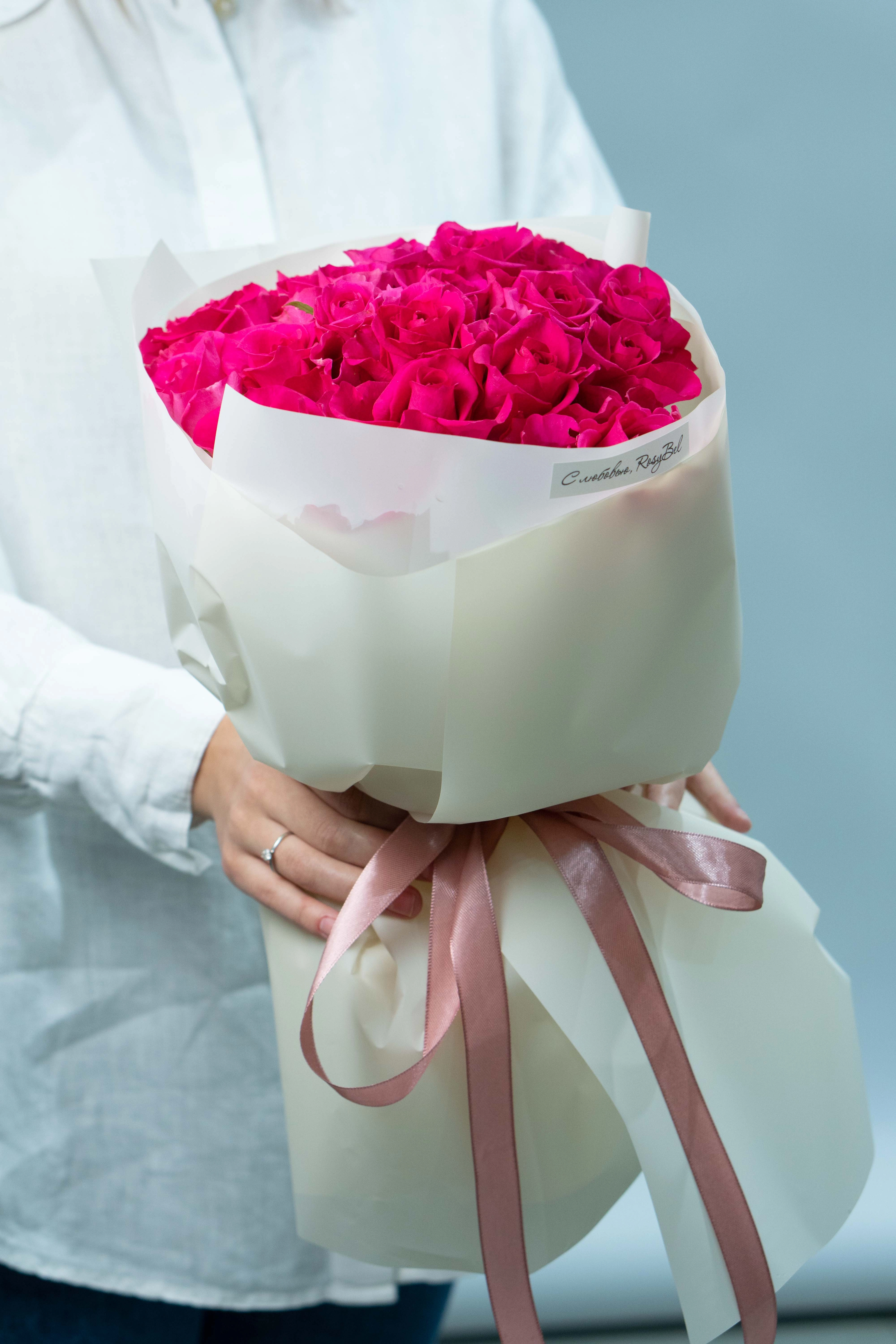 Картинка Букет из 25 роз сорта Лейла 50 см