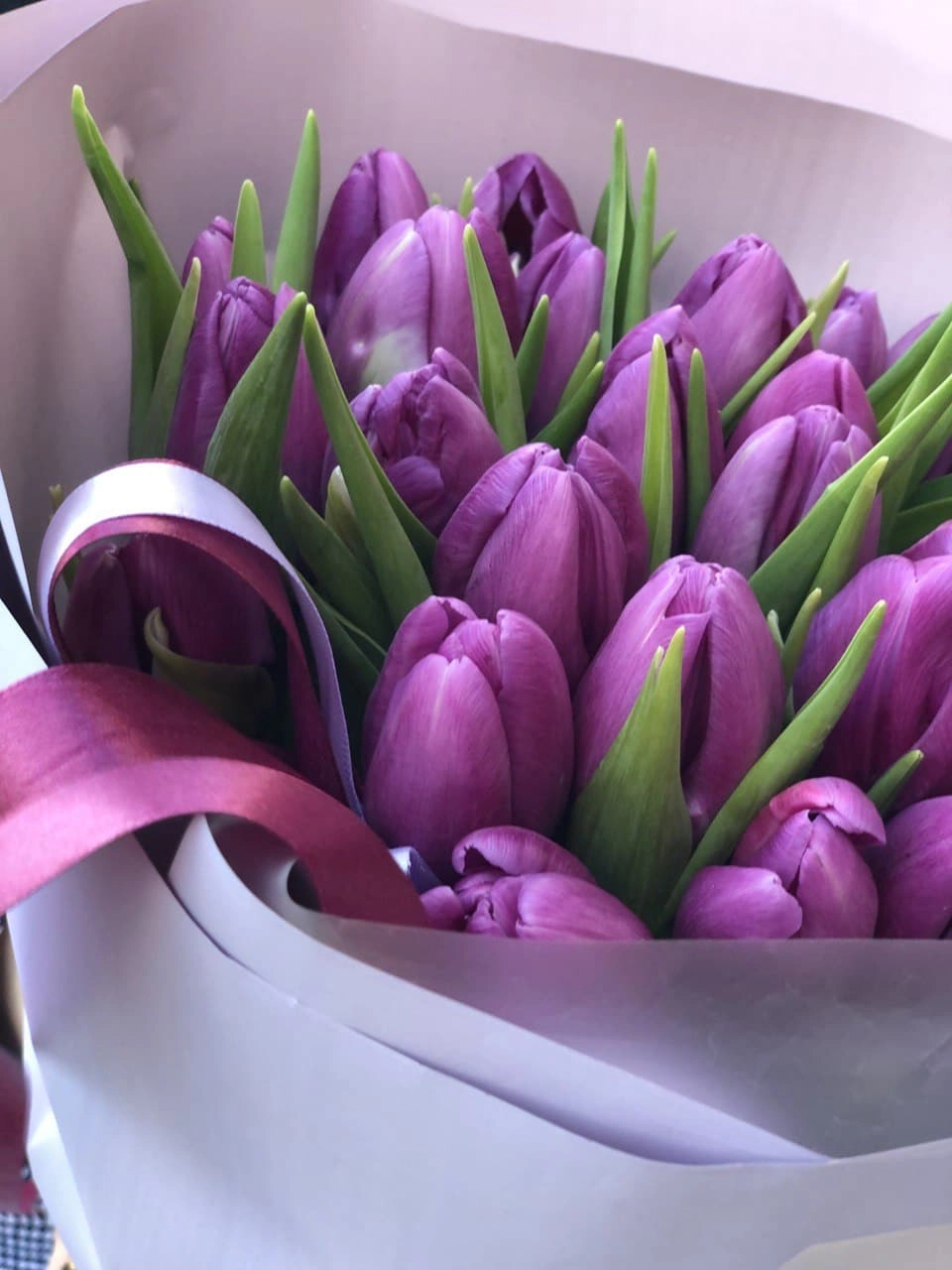 Картинка Букет из 25 фиолетовых тюльпанов