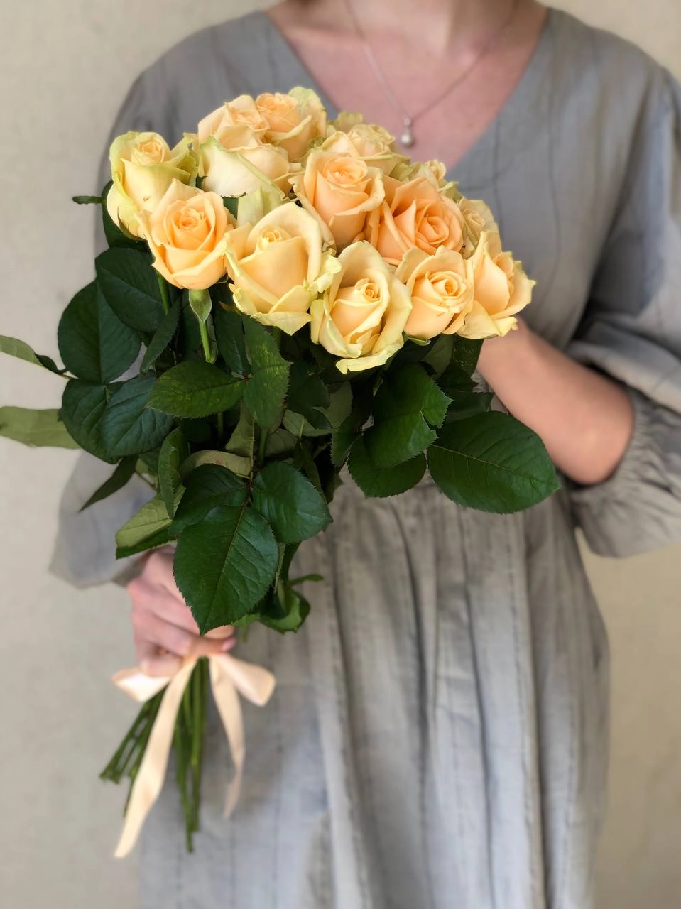 Картинка Букет "Марсель" из 15 роз сорта Аваланж Пич 50 см