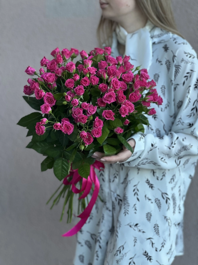 Картинка Букет из 31 кустовой розы "Фуксия" 40 см