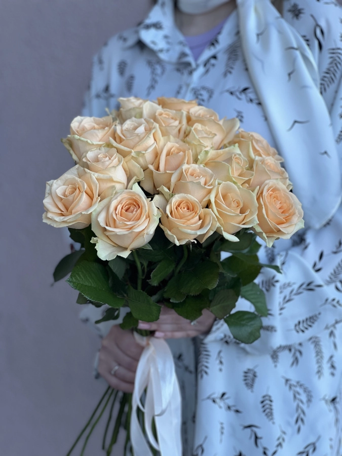 Картинка Букет из 17 персиковых роз "Круиз" 50 см