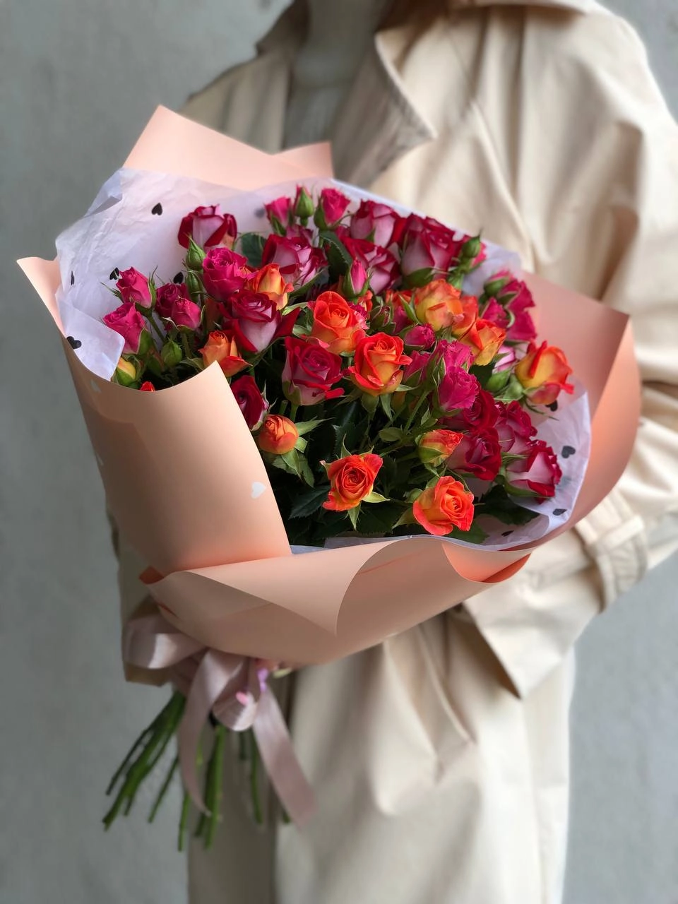 Картинка Букет из 15 кустовых роз "Луна" 50 см