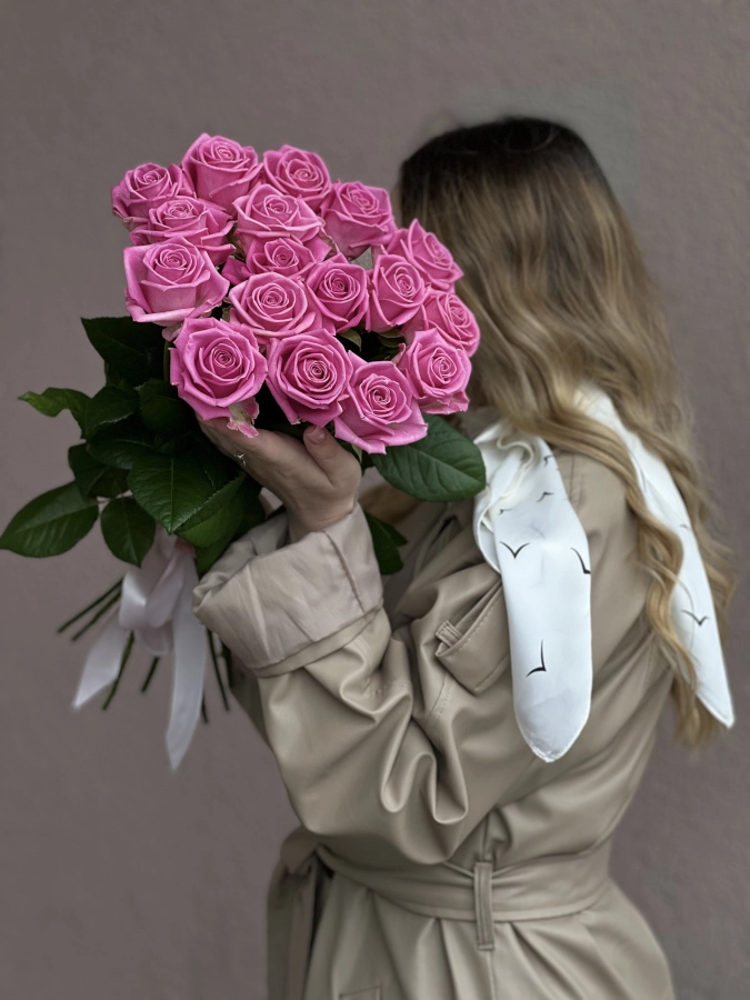 Картинка Букет из 17 розовых роз "Пикассо" 80 см