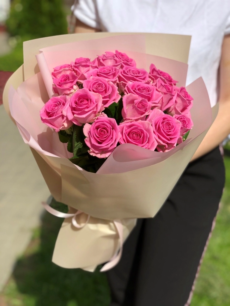 Картинка Букет из 19 розовых роз "Мара" 50 см