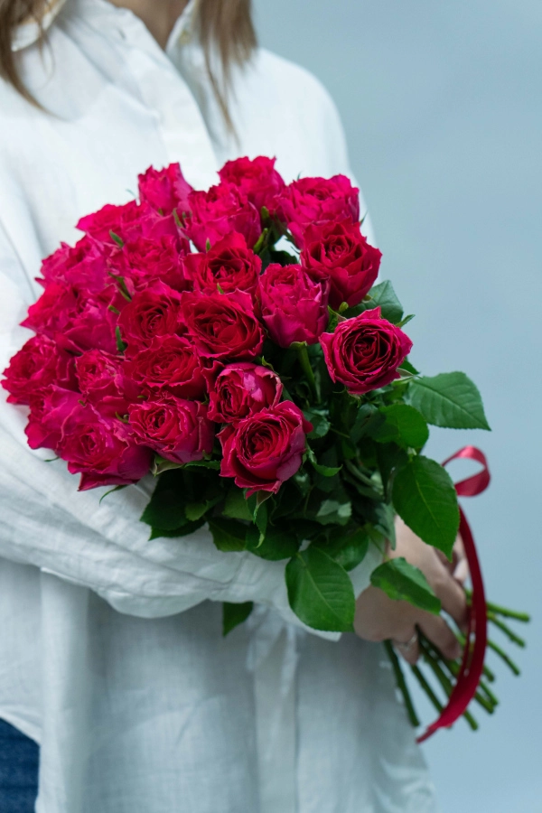 Картинка Букет из 25 малиновых роз Кения 50 см