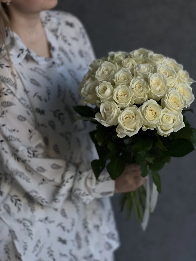 Картинка Букет "Вуаль" из 25 белых роз 50 см