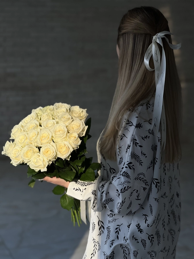 Картинка Букет "Вуаль" из 25 белых роз 50 см