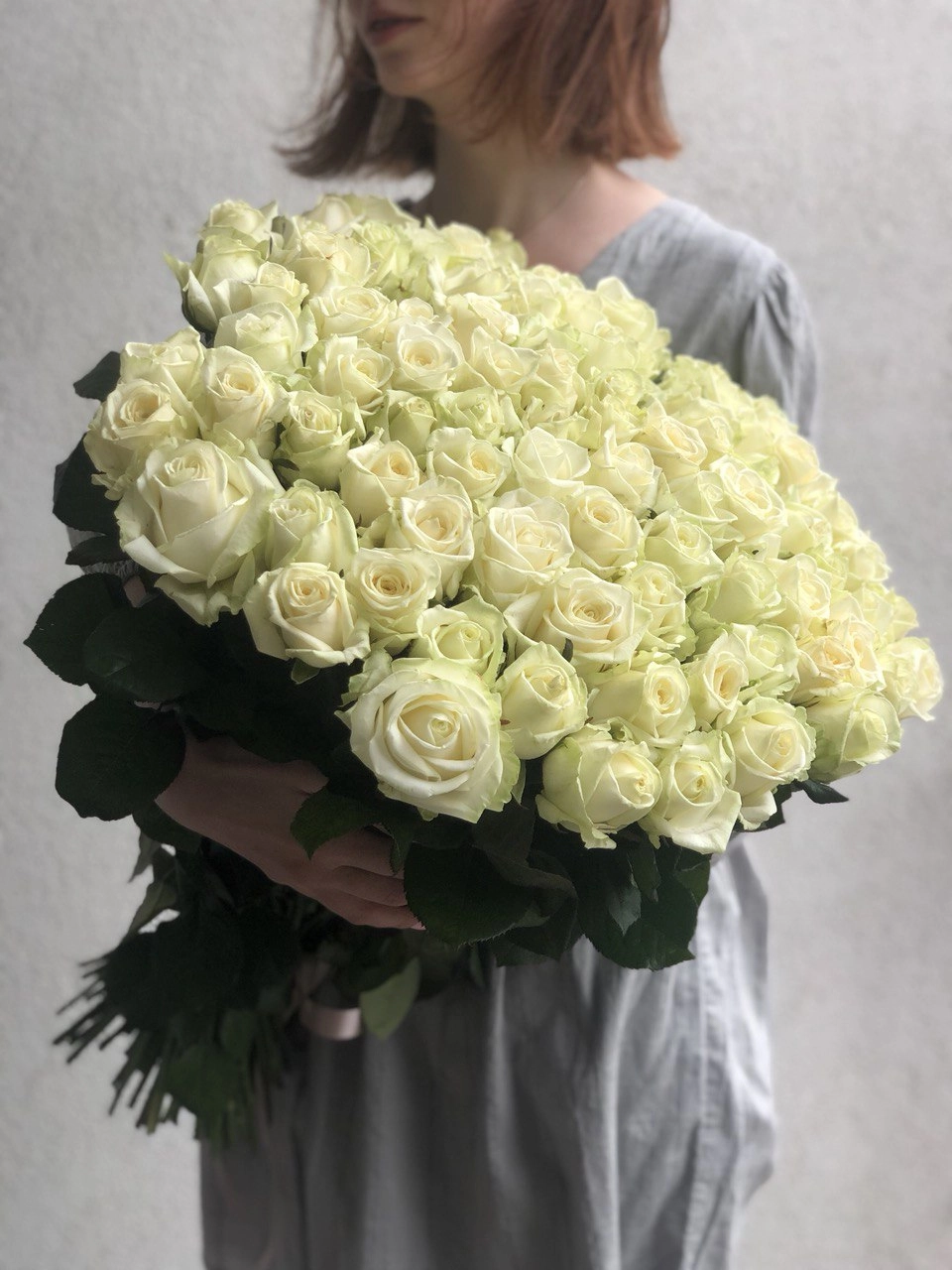 Картинка Букет из 101 белой розы "Аваланж" 70 см