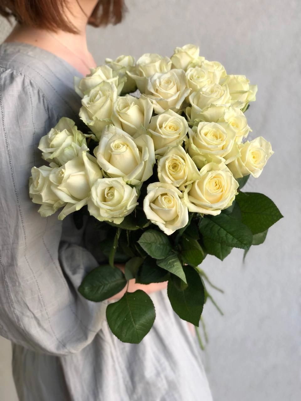 Картинка Букет из 23 белых роз "Лагуна" 70 см
