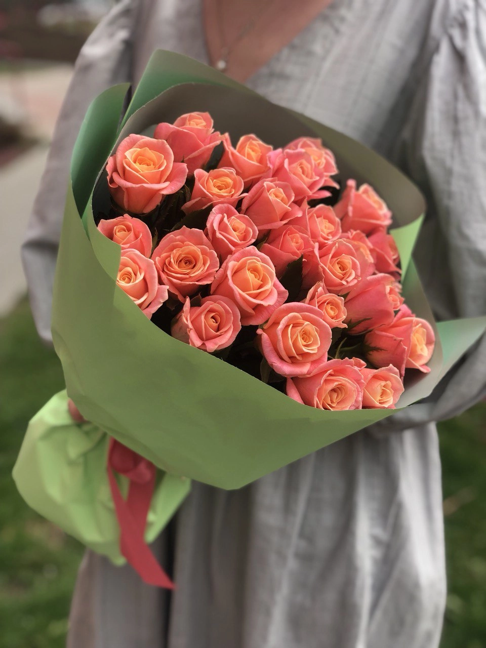 Картинка Букет из 25 коралловых роз "Райский персик" 40 см