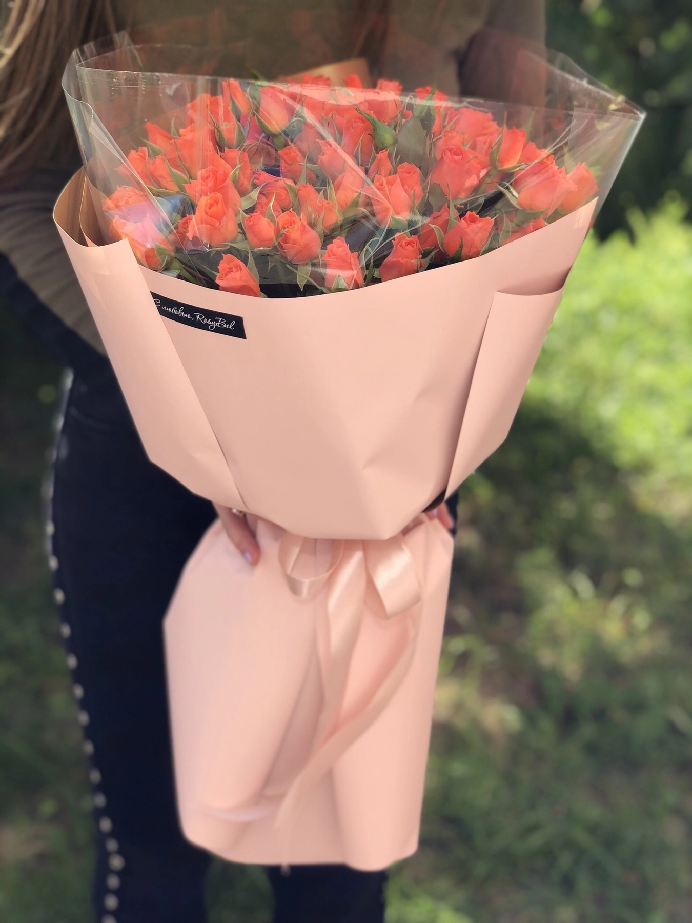 Картинка Букет из 25 кустовых роз "Рассвет"  50 см