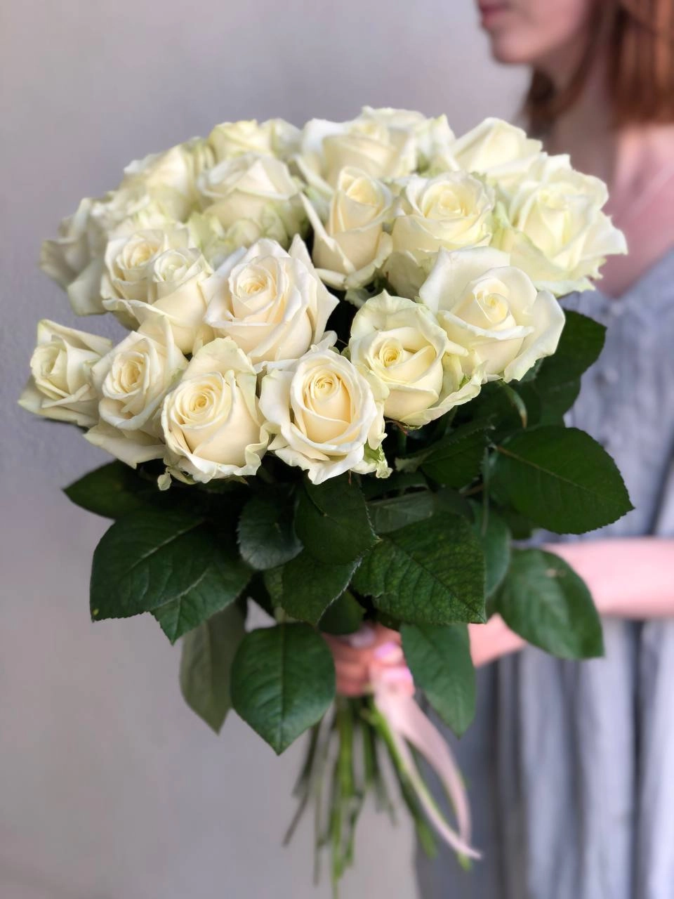 Картинка Букет из 23 белых роз "Лагуна" 60 см