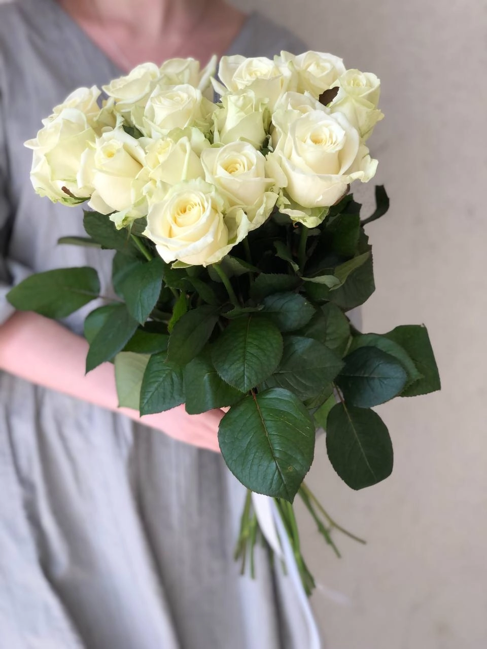 Картинка Букет из 15 белых роз "Утро" 50 см