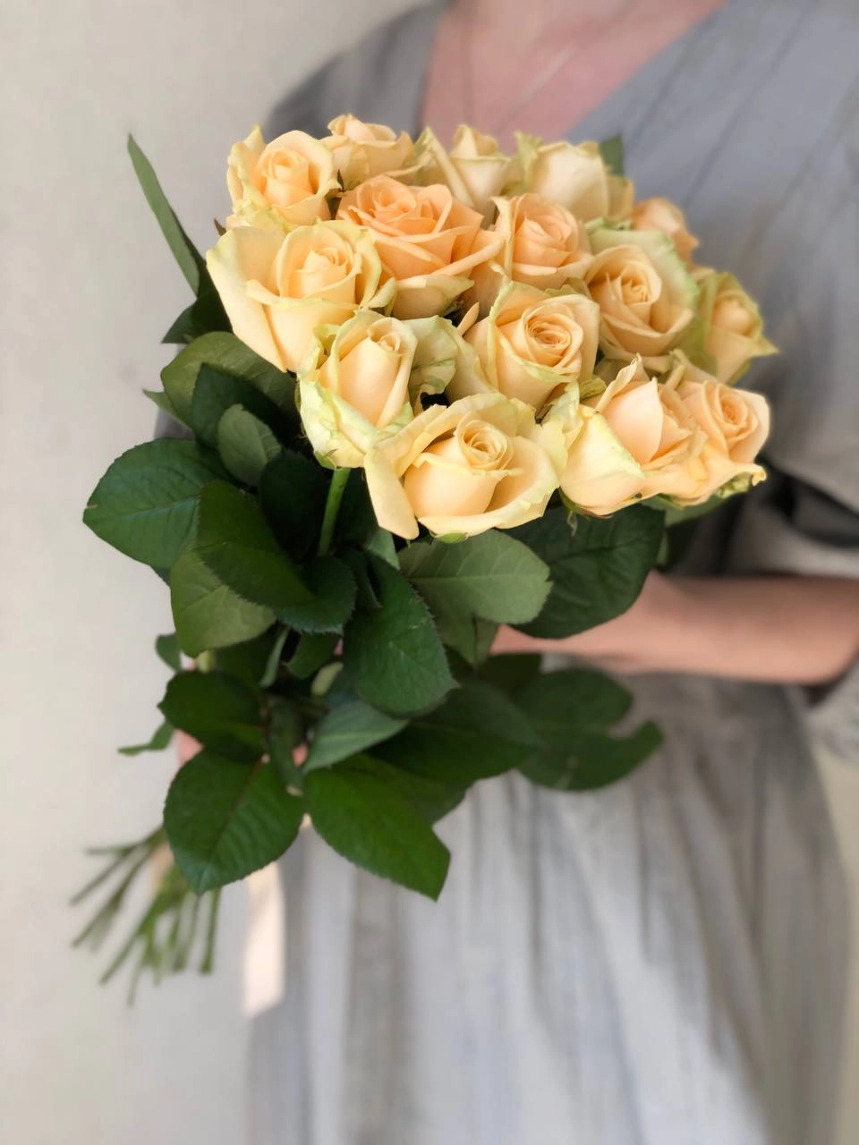 Картинка Букет "Марсель" из 15 роз сорта Аваланж Пич 50 см