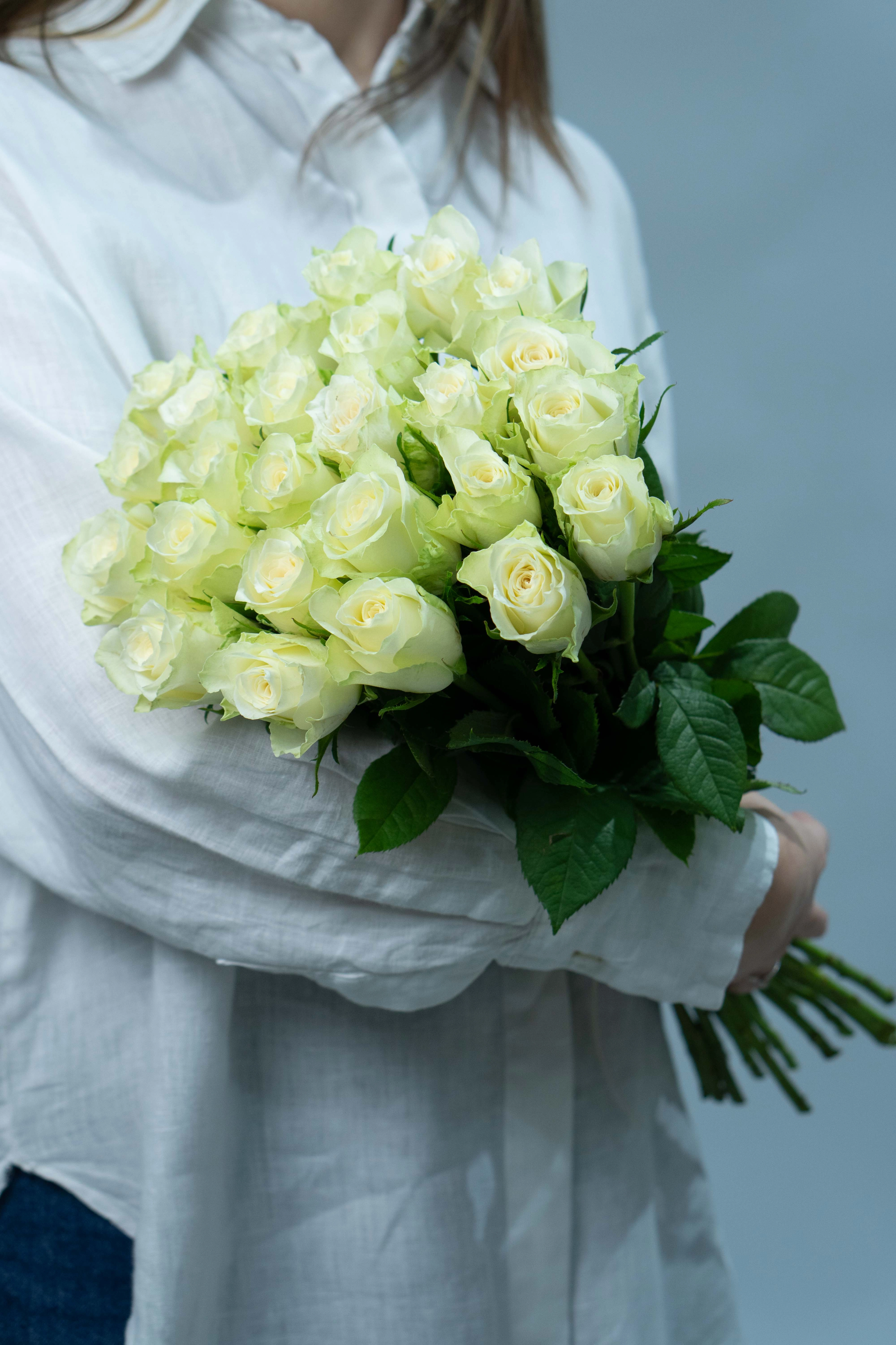 Картинка Букет из 25 белых роз Кения 50 см