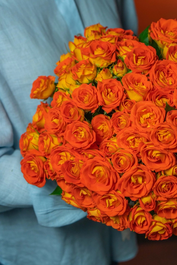 Картинка Букет из 19 кустовых роз "Акрополь" 60 см