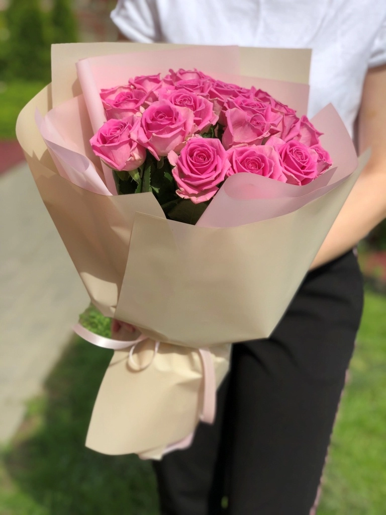 Картинка Букет из 19 розовых роз "Мара" 70 см