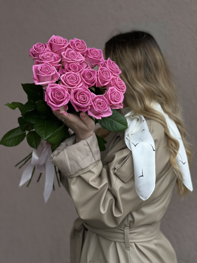 Картинка Букет из 17 розовых роз "Пикассо" 50 см