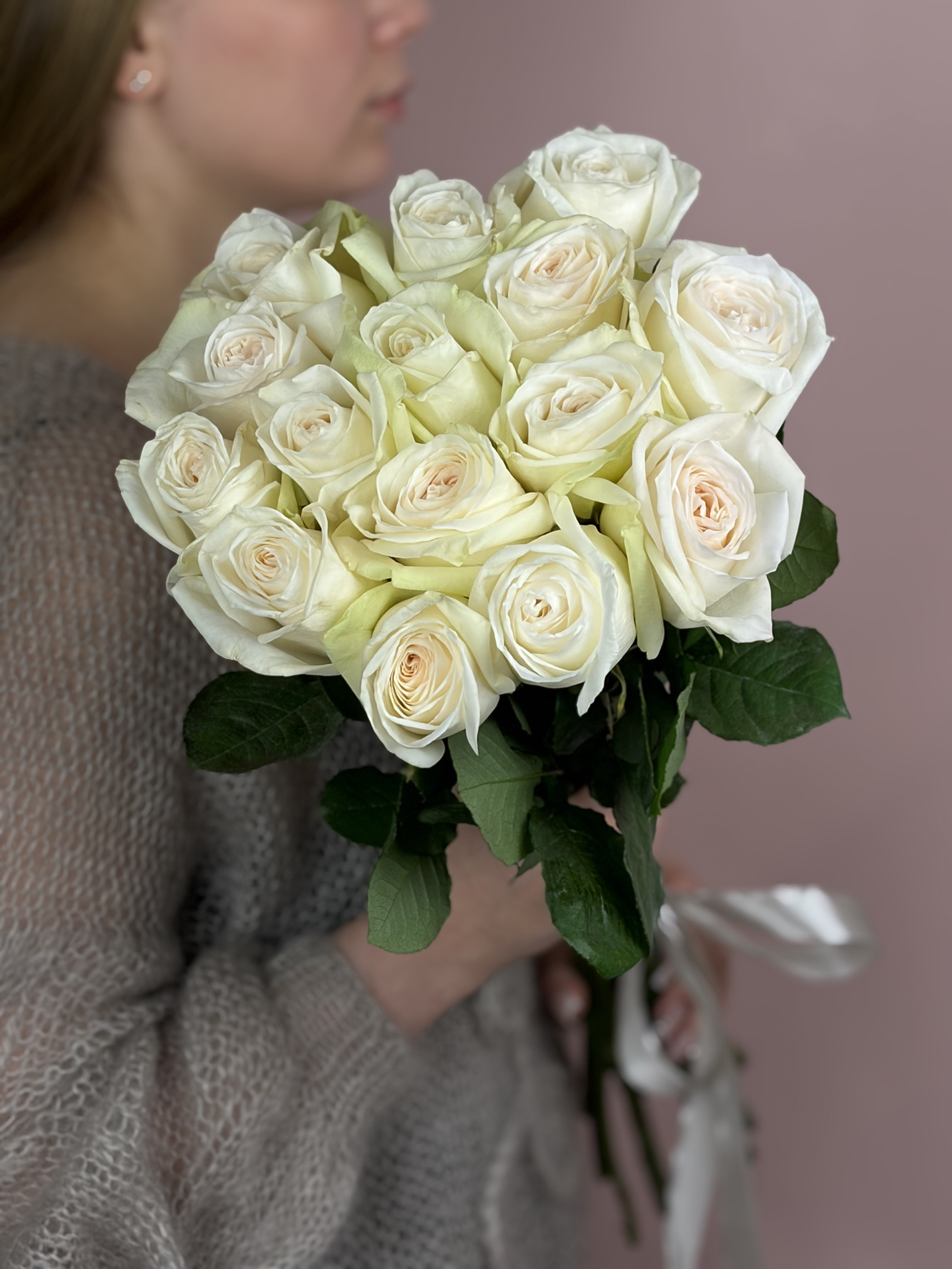 Картинка Букет из  15 роз сорта Вайт Охара 40см